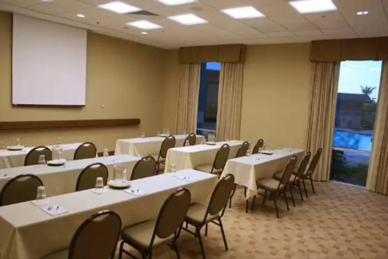 Homewood Suites By Hilton Phoenix Airport South Отель